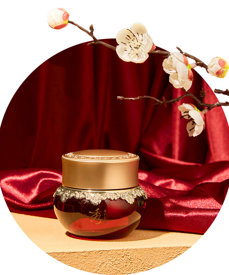 SOORYEHAN Hyobidam Fermented Eye Cream 25ml, flacon crème yeux sur tissu rouge, fleurs blanches, décor luxe