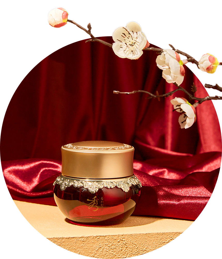 SOORYEHAN Hyobidam Fermented Eye Cream 25ml, flacon crème yeux sur tissu rouge, fleurs blanches, décor luxe