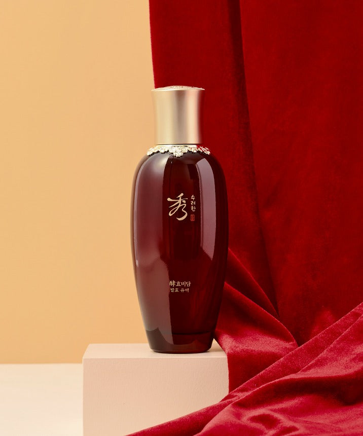 SOORYEHAN Hyobidam Fermented Milk 150ml : bouteille brune sur podium, tissu rouge, style luxe en studio.