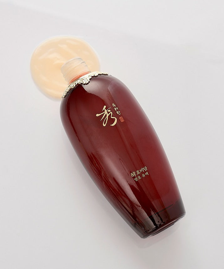 Décris l'image en français en mentionnant le produit, la marque et le contexte visuel : SOORYEHAN Hyobidam Fermented Milk 150ml.