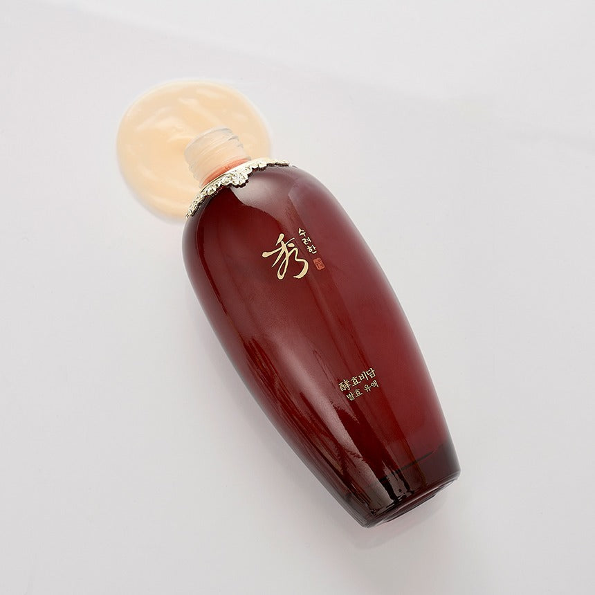 Décris l'image en français en mentionnant le produit, la marque et le contexte visuel : SOORYEHAN Hyobidam Fermented Milk 150ml.