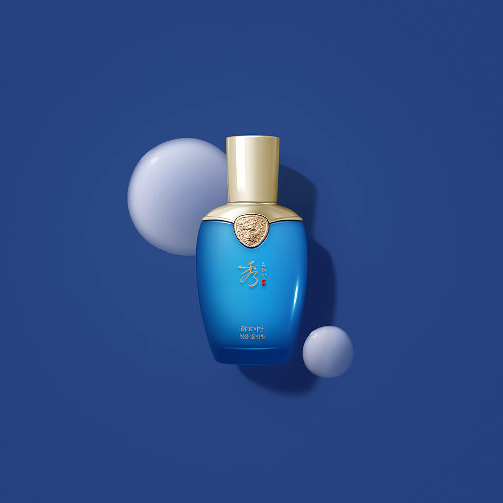 Décris l’image en français : SOORYEHAN Hyobidam Jeongyul All-in-One 100ml, flacon bleu SOORYEHAN sur fond bleu, sphères 3D.