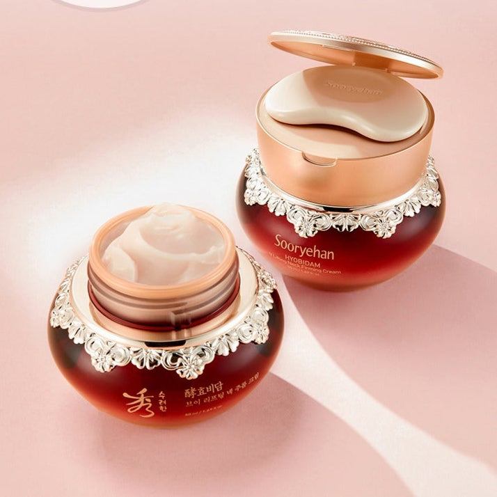 SOORYEHAN Hyobidam Neck Wrinkle Cream 50ml, crème anti-âge sur pot ouvert, marque Sooryehan, fond rose lumineux.