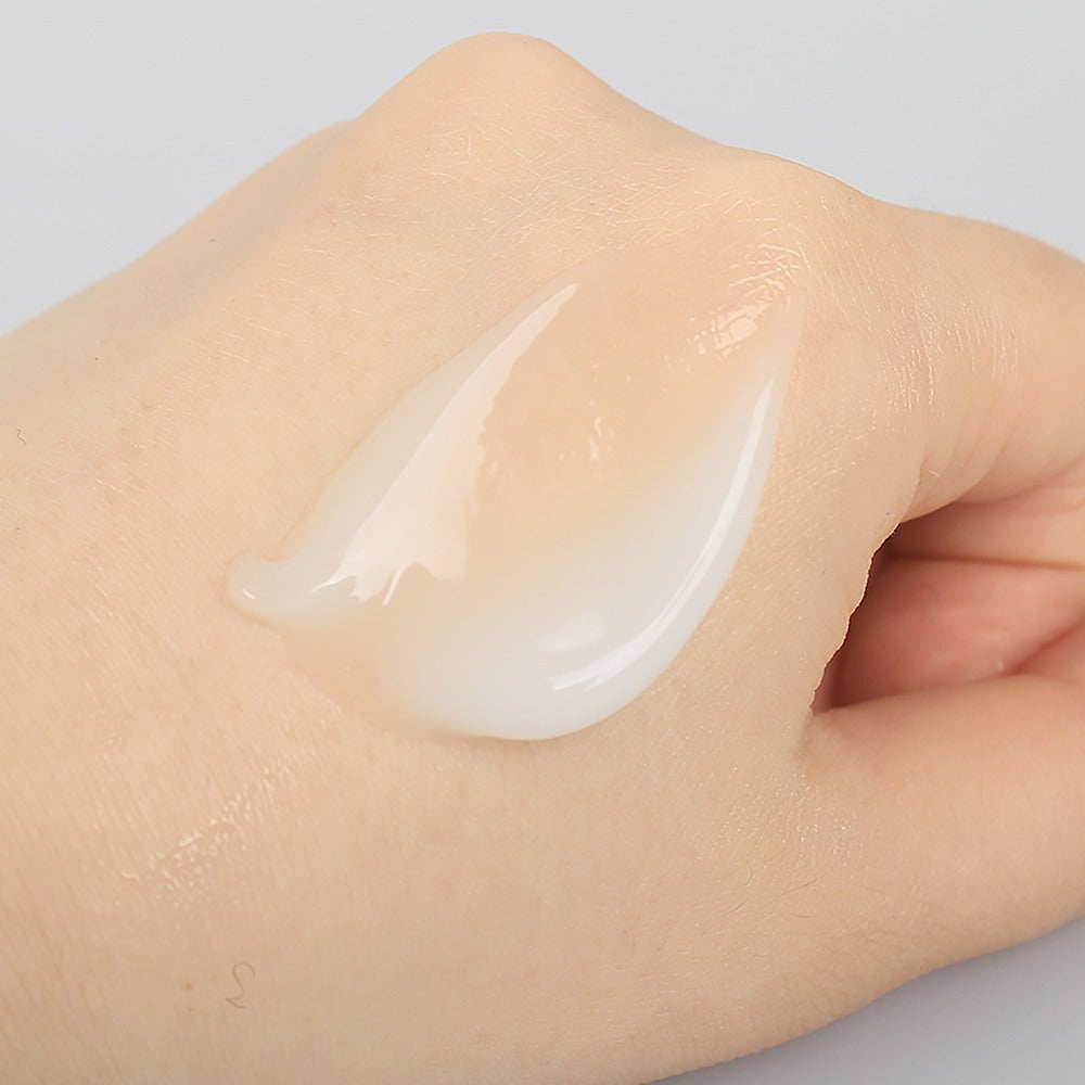 SOORYEHAN Moisture Cream AD 75ml, crème hydratante appliquée sur peau en gros plan, texture lisse et brillante.