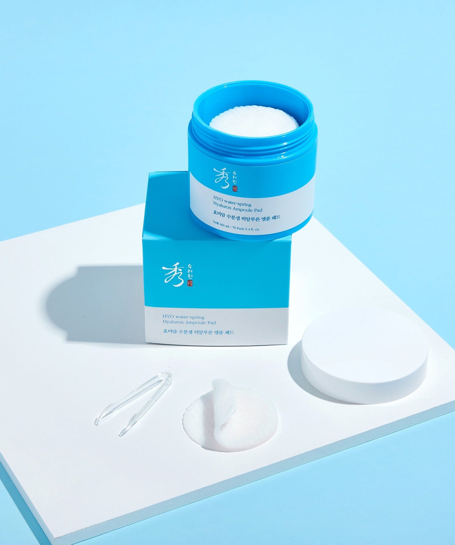 SOORYEHAN Moiture Spring Hyaluronic Ampoule Pads 70 Sheets, marque SOORYEHAN, flacon bleu et coussin blancs sur fond bleu