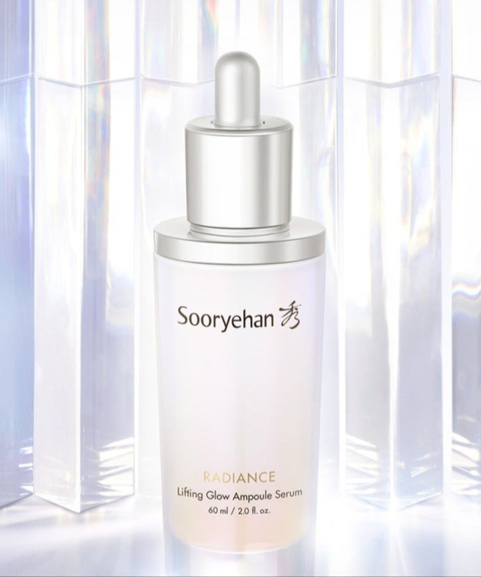 SOORYEHAN Radiance Elasticity Glow Ampoule 60ml, sérum en flacon blanc avec surlignage lumineux sur fond rideaux blancs