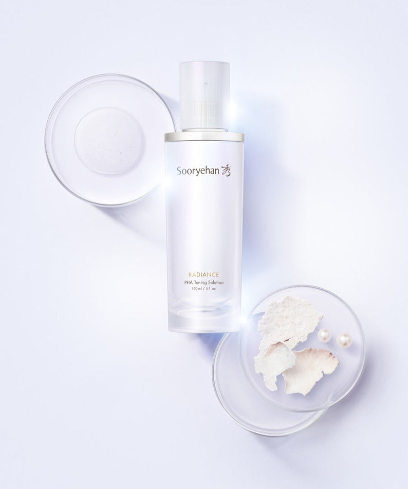 SOORYEHAN Radiance PHA Daily Toning Solution 150ml de Sooryehan, flacon sur fond clair avec coton et texture.