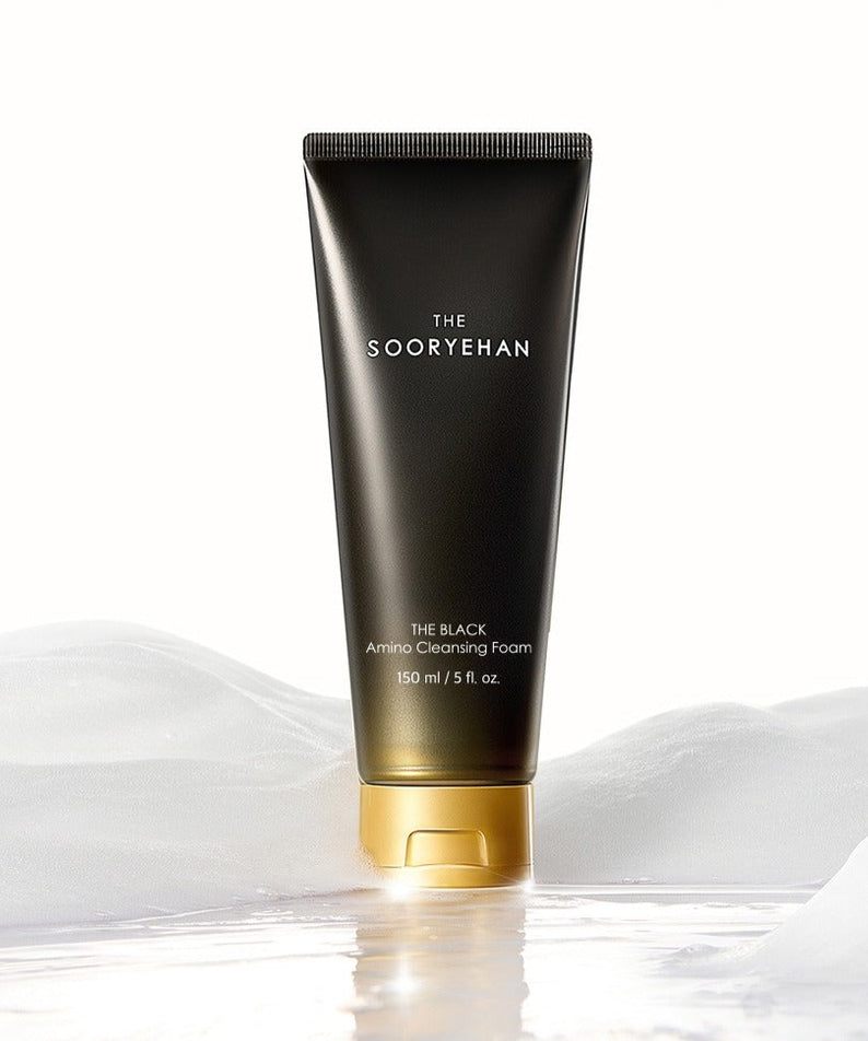 SOORYEHAN The Black Amino Cleansing Foam 150ml sur fond blanc, tube noir de la marque, texture et reflet en studio.