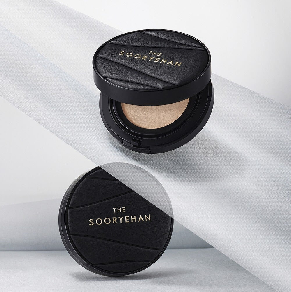 SOORYEHAN The Black Tension Fit Mesh Cushion 13g, boîtier noir et miroir sur fond clair, produit maquillage.