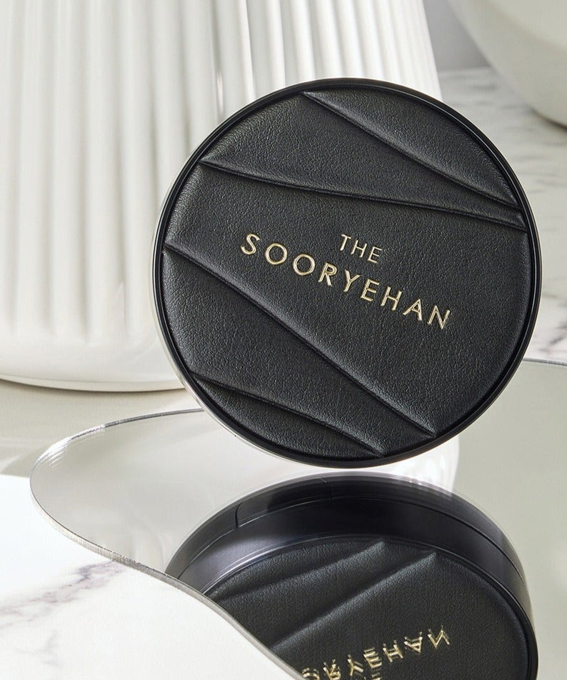 SOORYEHAN The Black Tension Fit Mesh Cushion 13g, coussin mesh noir SOORYEHAN sur marbre, contexte studio lumineux