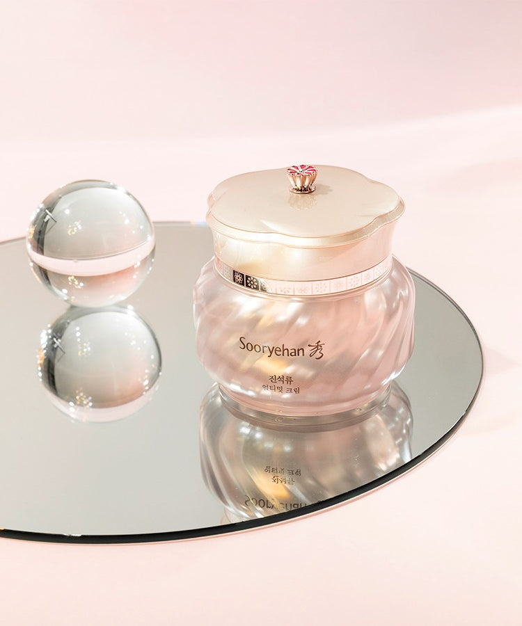 SOORYEHAN Ultimate Cream 50ml sur plateau, pot crème Sooryehan, ambiance beauté studio, fond pastel.