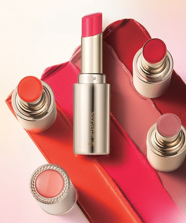 SOORYEHAN Yeon Silk Lip Rough 3.5g de SOORYEHAN, rouge à lèvres sur fond rose, étalé avec plusieurs baumes