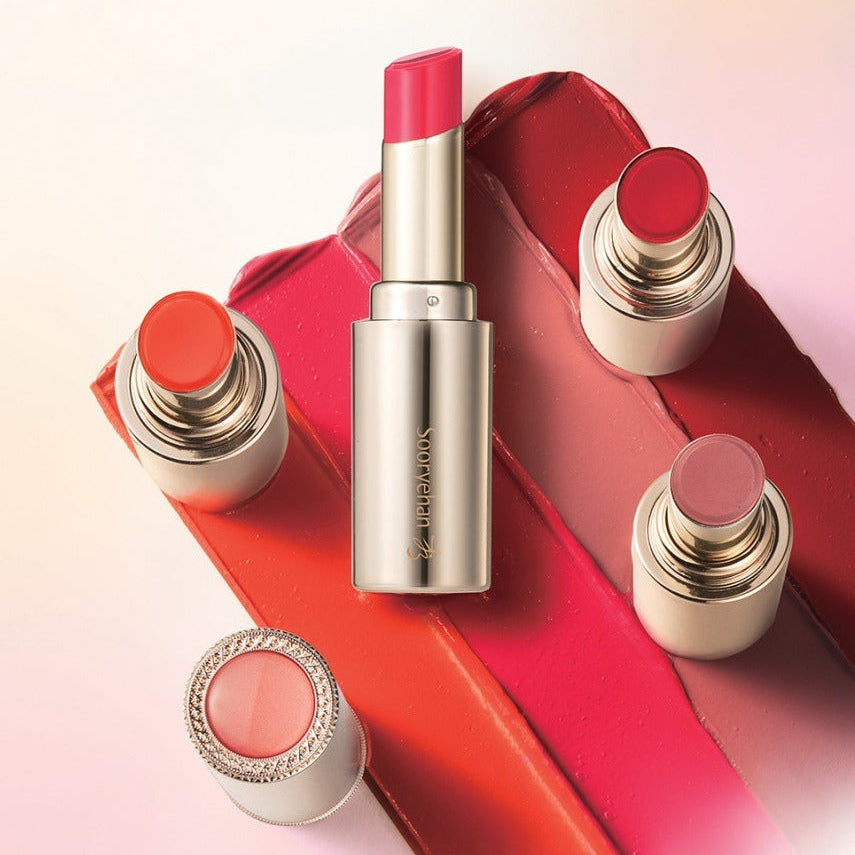 SOORYEHAN Yeon Silk Lip Rough 3.5g de SOORYEHAN, rouge à lèvres sur fond rose, étalé avec plusieurs baumes