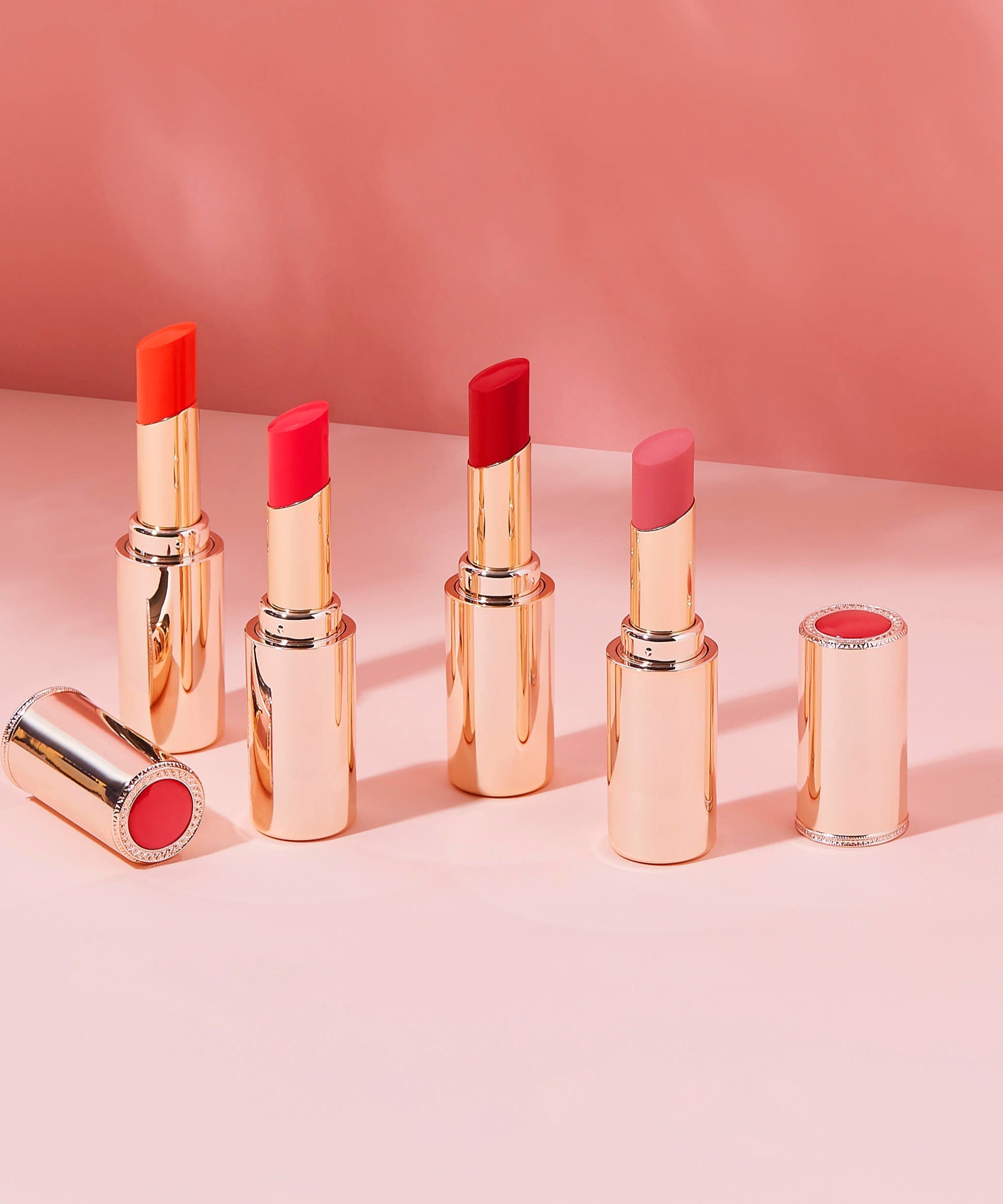 SOORYEHAN Yeon Silk Lip Rough 3.5g, packshots sur fond rose avec tubes de rouge à lèvres, marque SOORYEHAN.