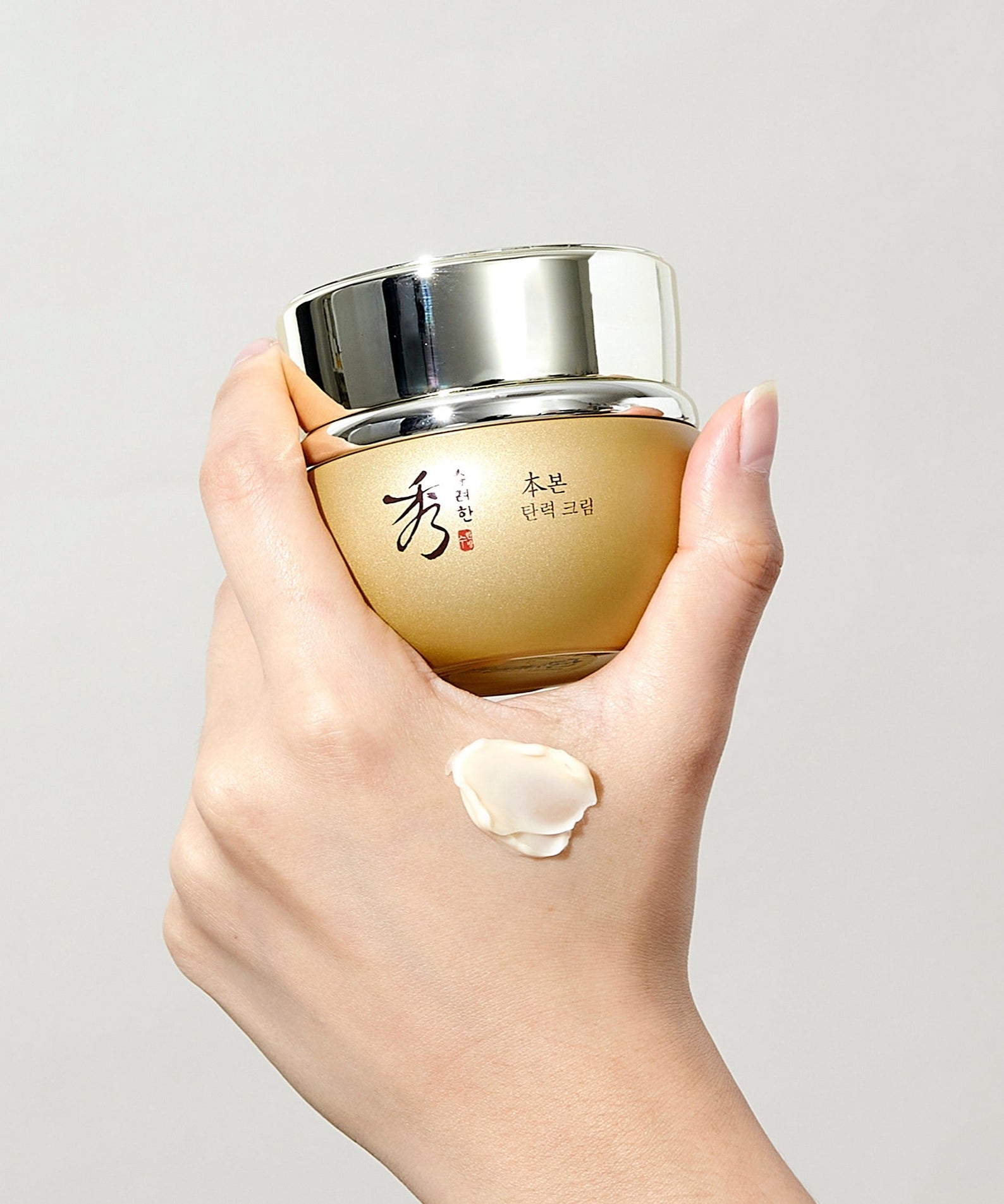 Crème raffermissante SOORYEHAN Bon Elasticity Cream 75ml appliquée sur la main, soin anti-âge efficace pour une peau rebondie.