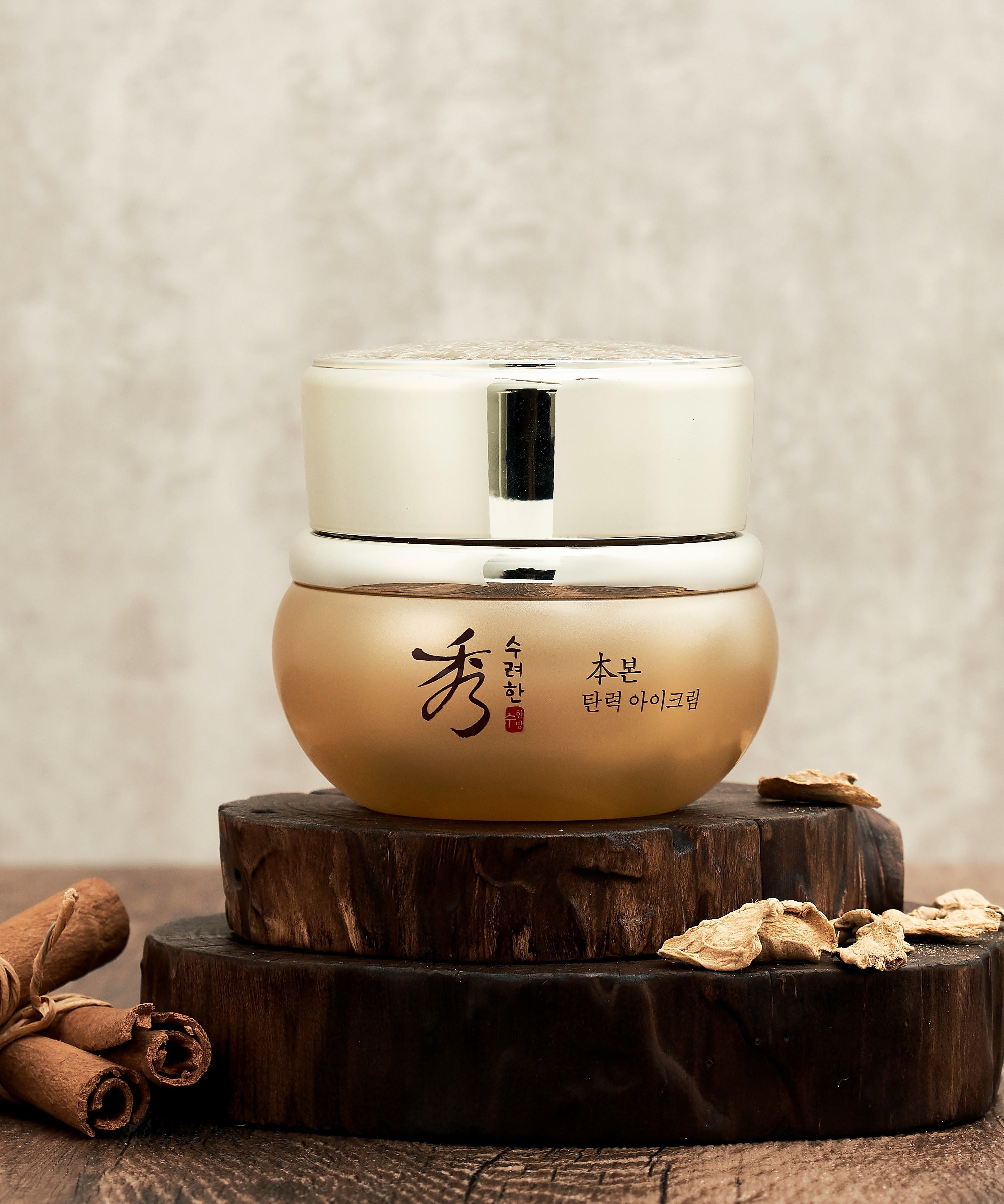 Crème pour les yeux SOORYEHAN Bon Elasticity Eye Cream 25ml sur un socle en bois avec décorations, cosmétiques anti-âge coréens