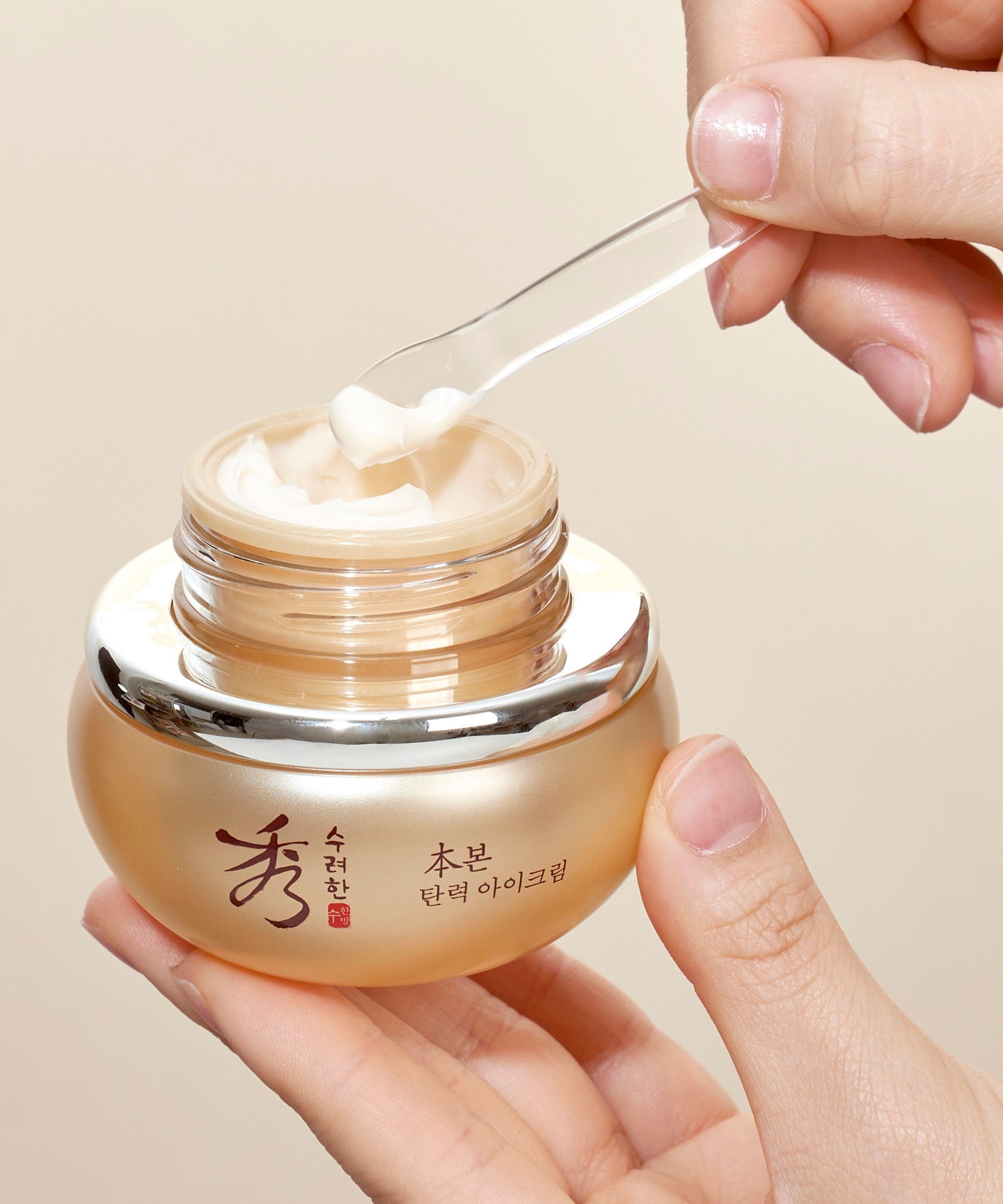 SOORYEHAN Bon Elasticity Eye Cream 25ml en pot ouvert, crème appliquée avec une spatule. Crème anti-âge pour les yeux pour élasticité.