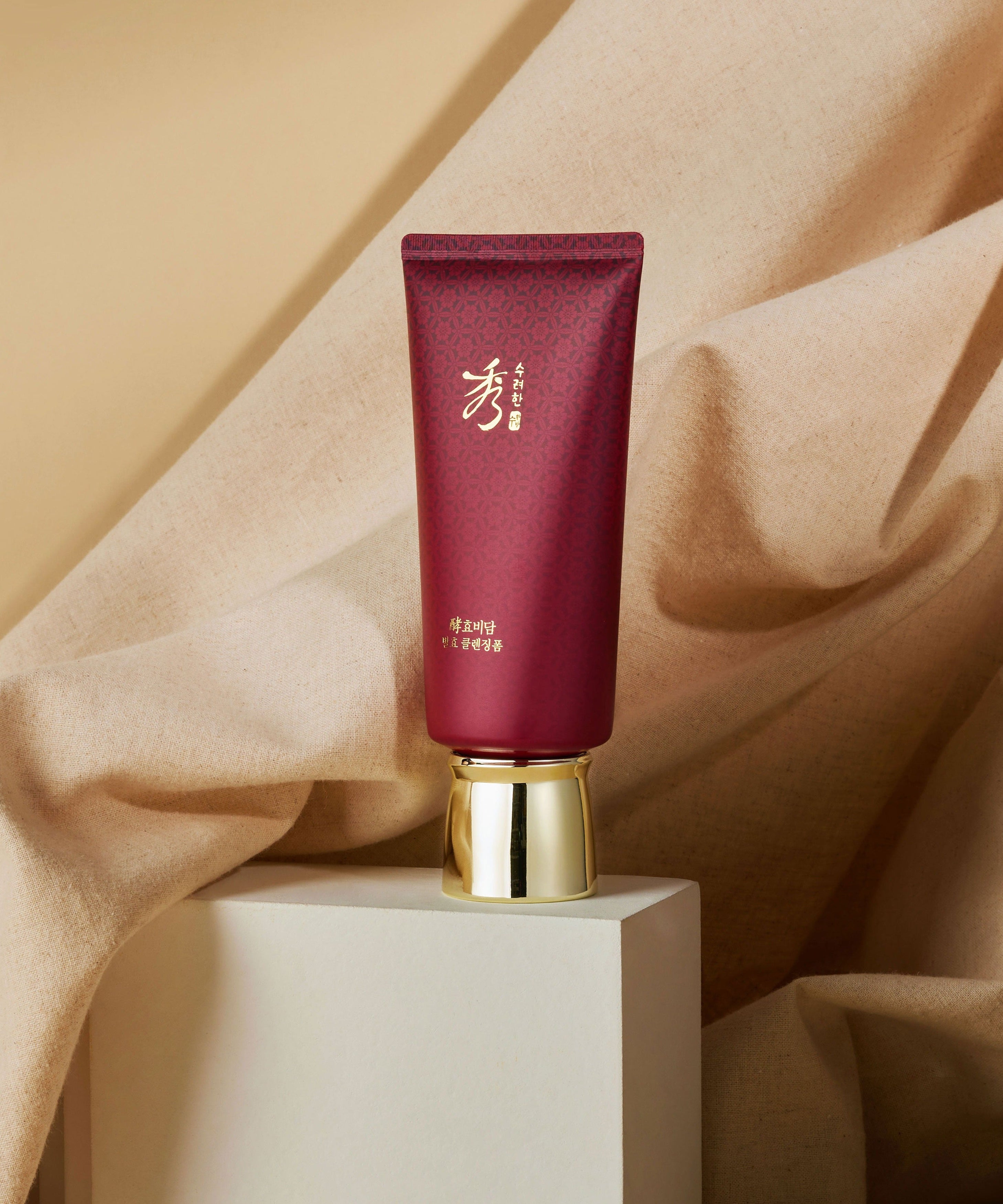 SOORYEHAN Hyobidam Fermented Cleansing Foam 160ml sur fond beige élégant.