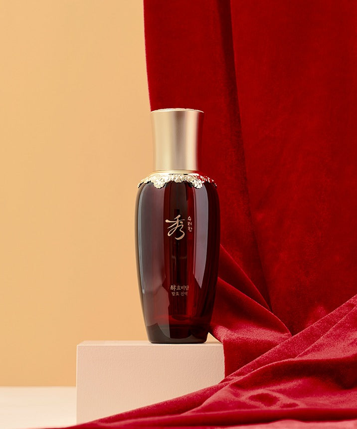 Bouteille élancée de SOORYEHAN Hyobidam Fermented Liquid 45ml sur fond rouge élégant, soulignant son design luxueux.