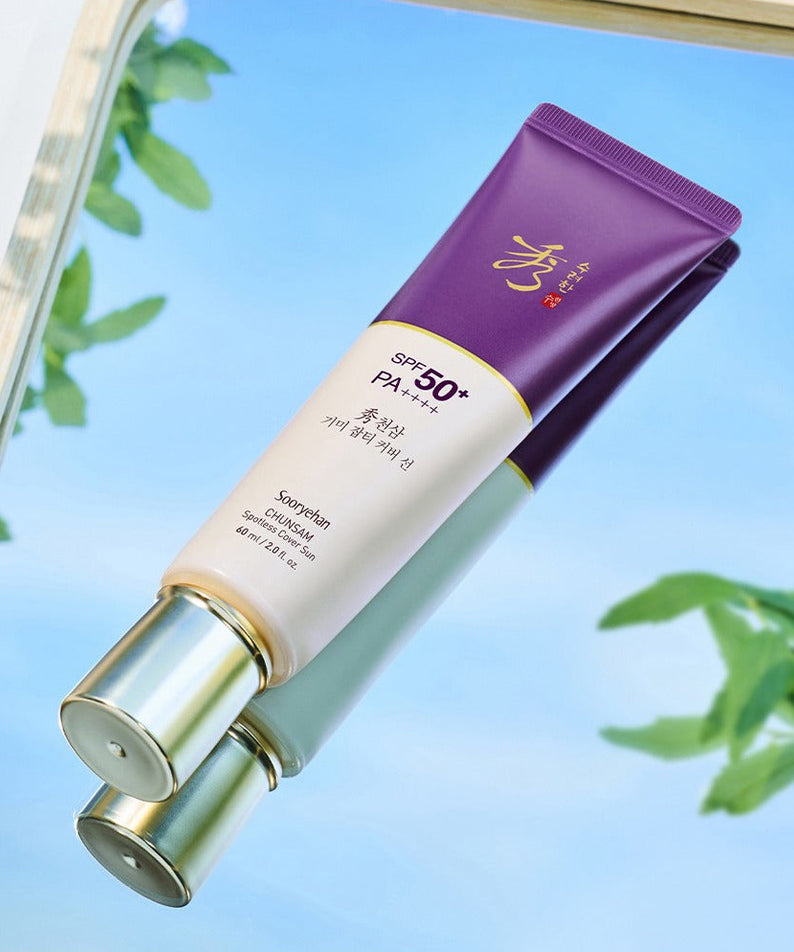 SOORYEHAN Hyobidam Fermented Sun Scream 60ml présenté sur un miroir avec fond de ciel et feuilles.