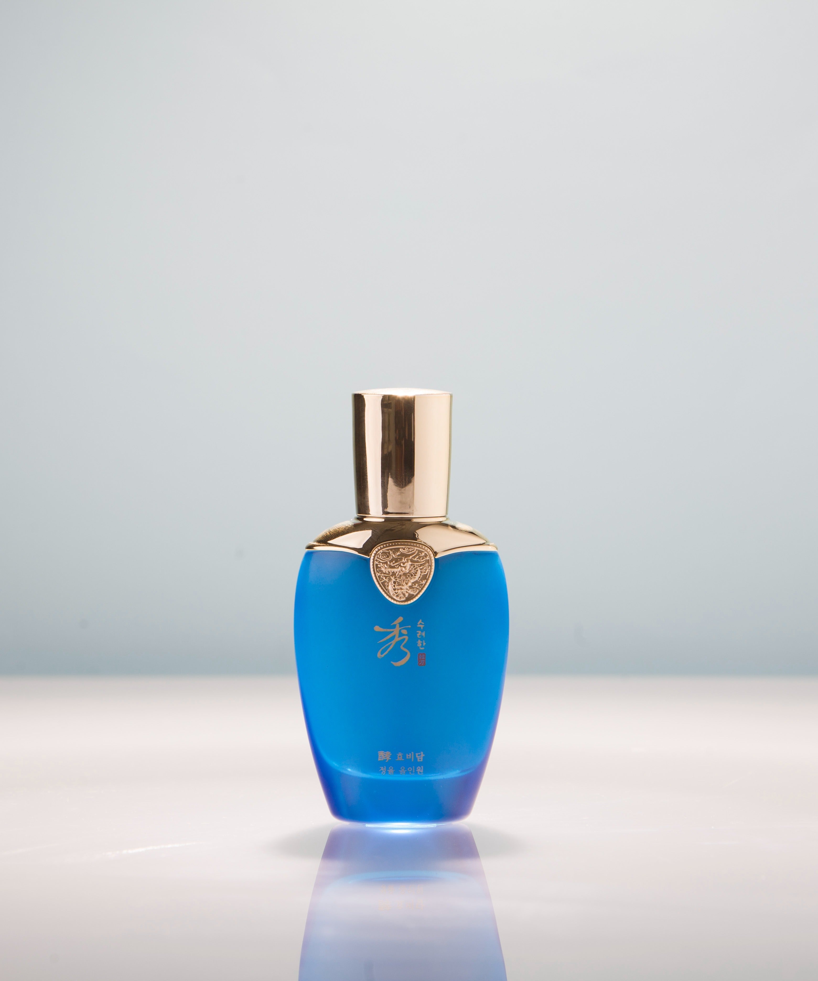 Flacon SOORYEHAN Hyobidam Jeongyul All-in-One 100ml sur fond bleu, produit de beauté coréen haut de gamme.