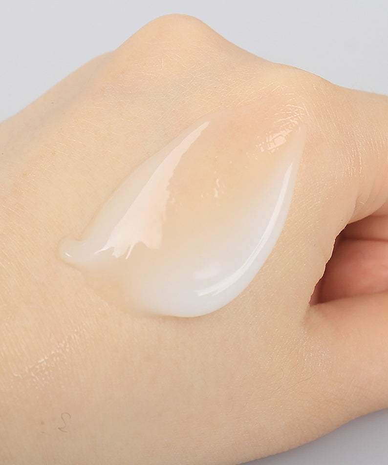 Crème hydratante sur main, SOORYEHAN Moisture Cream AD 75ml, texture onctueuse, hydratation intense, soin de la peau efficace.