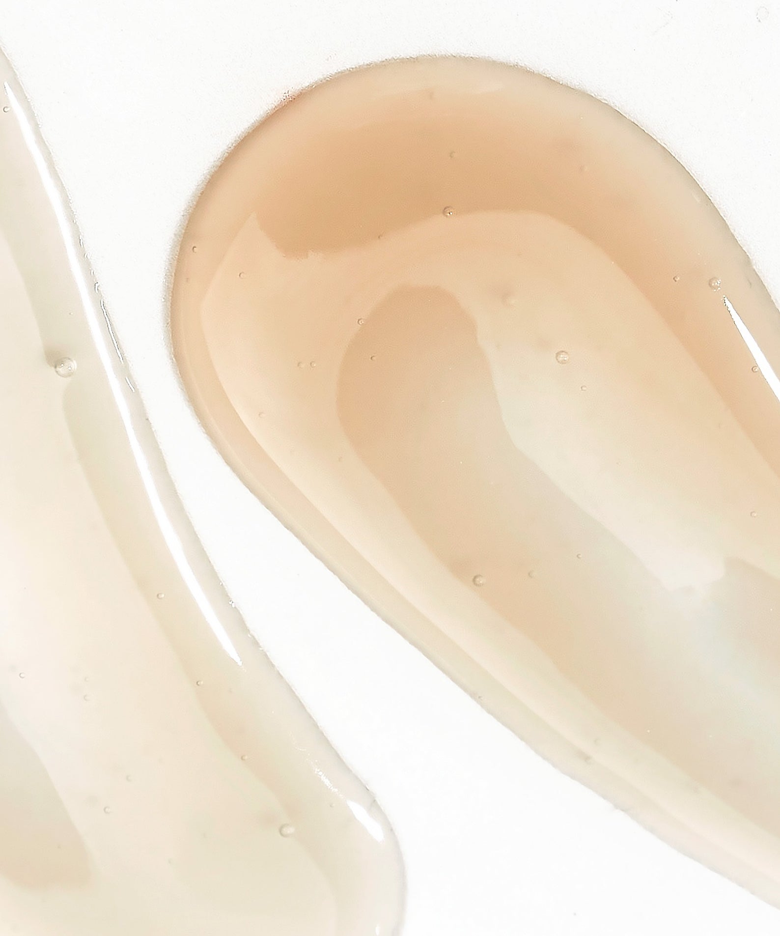 Texture du SOORYEHAN The Black Serum 30ml, soin visage, effet lisse et lumineux, sérum hydratant, éclat de la peau, 30 ml.