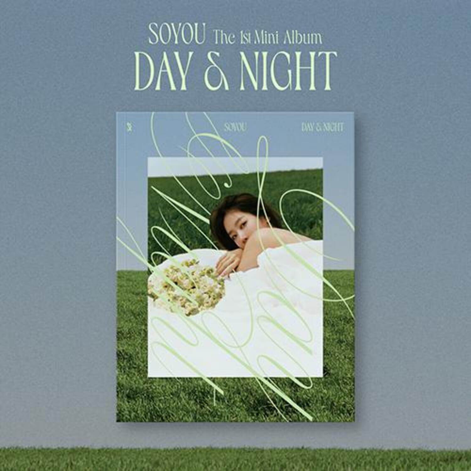 SOYOU - [Day&Night] 1st Album - Album Kpop, couverture sur fond herbe, style jour/nuit, mini album photo fleurie