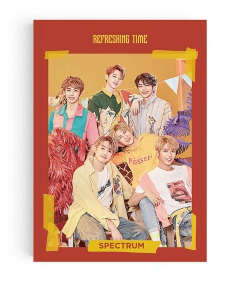 SPECTRUM - 3rd Album [REFRESHING TIME] - Album Kpop : pochette rouge avec membres SPECTRUM, ambiance studio.