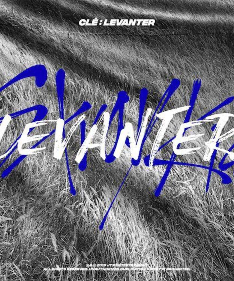 STRAY KIDS - CLE : LEVANTER Standard - Album Kpop sur fond gris texture, texte “CLE: LEVANTER” et typographie bleue