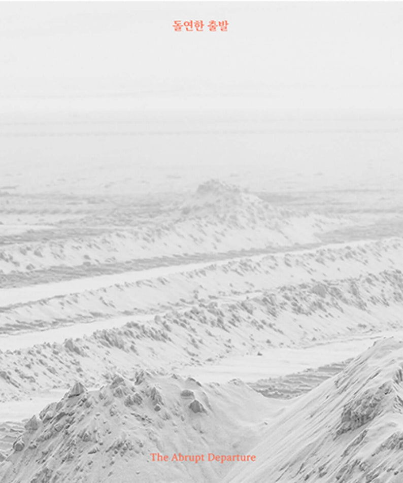 SUDDEN DEPARTURE - Album Kpop, pochette du groupe SUDDEN DEPARTURE, paysage enneigé en noir et blanc.