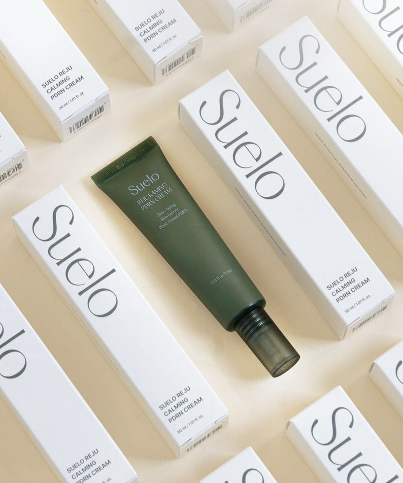 SUELO Reju Calming PDRN Cream 30ml, tubes sur étagère blanche, marque SUELO, contexte beauté et skincare