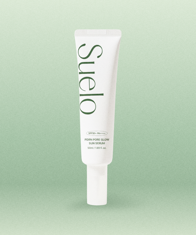 SUELO PDRN Pore Glow Sun Serum 50ml de la marque SUELO, tube de crème sur fond vert clair