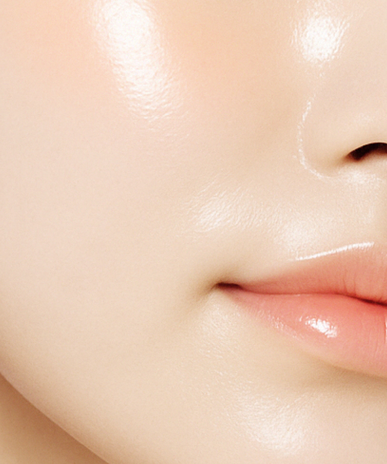 Focus : SUELO PDRN Pore Glow Sun Serum 50ml de la marque SUELO, gros plan peau lumineuse et hydratée au soleil