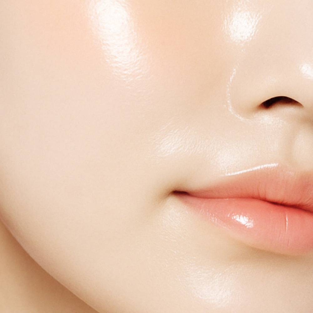 Focus : SUELO PDRN Pore Glow Sun Serum 50ml de la marque SUELO, gros plan peau lumineuse et hydratée au soleil