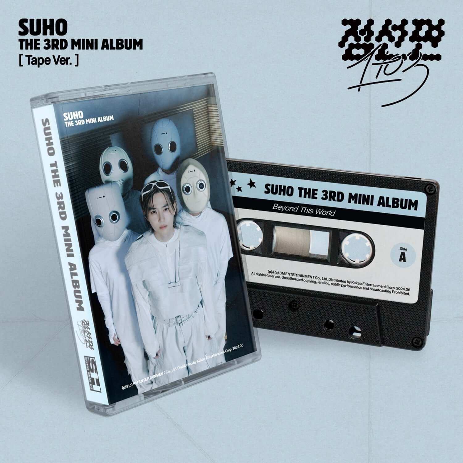 SUHO - 3rd Album [1 to 3] (Tape Ver.) - Album Kpop, coffret SUHO à côté d’une cassette sur fond bleu clair.