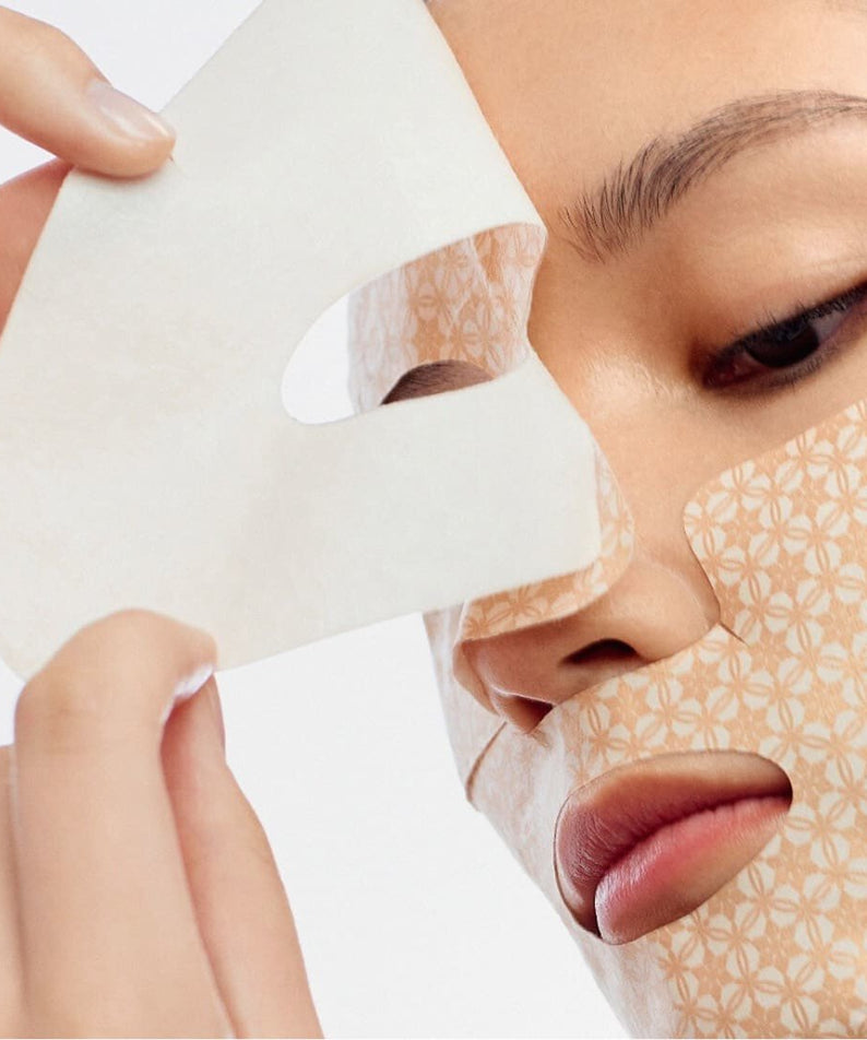 SULWHASOO Concentrated Ginseng Renewing Creamy Mask EX 5 sheets, masque en tissu sur le visage, mains appliquant la marque.