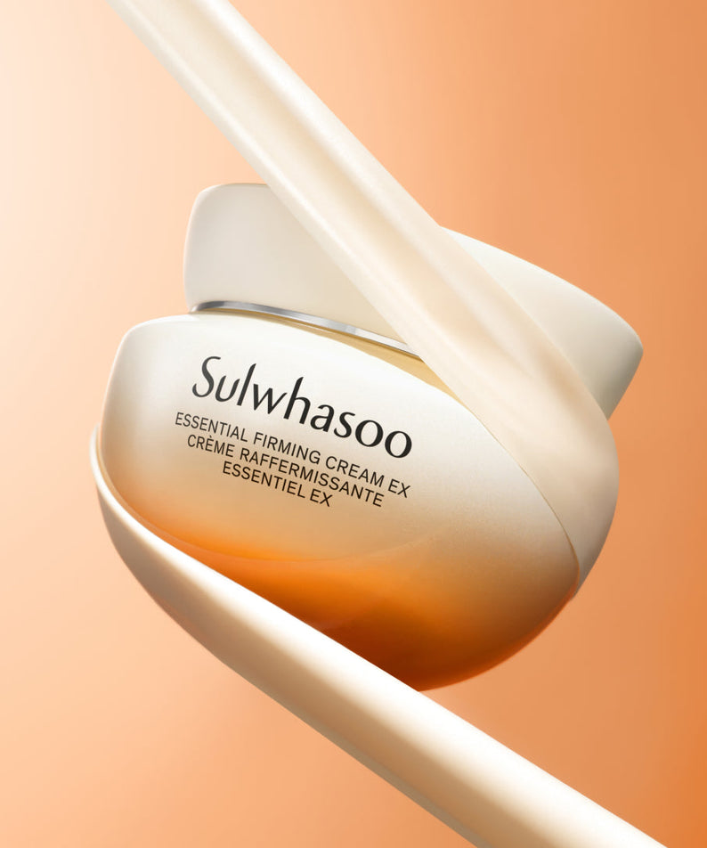 SULWHASOO Essential Comfort Firming Cream 75ml : pot crème sur fond orange, marque Sulwhasoo, éclairage studio.