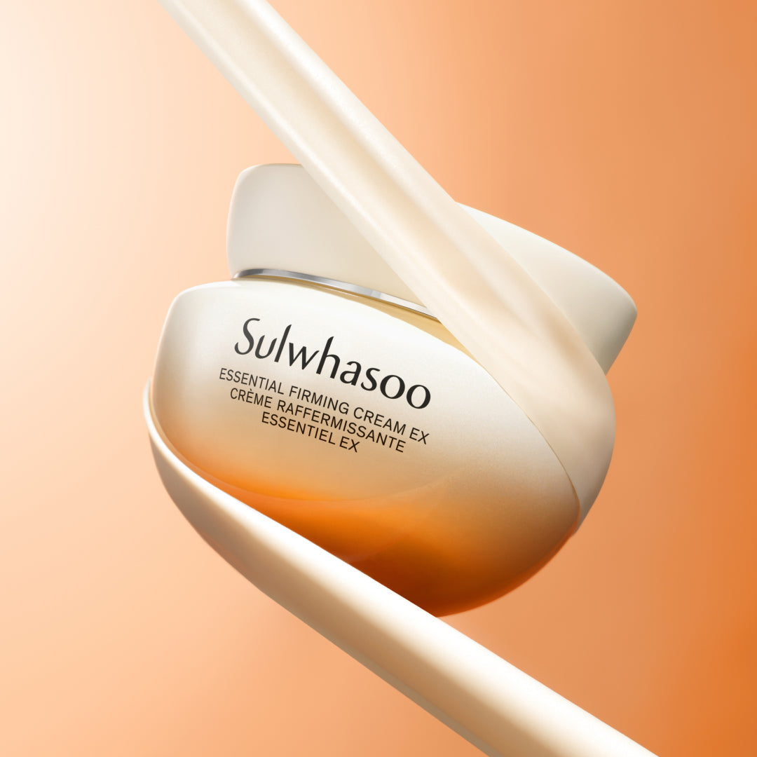 SULWHASOO Essential Comfort Firming Cream 75ml : pot crème sur fond orange, marque Sulwhasoo, éclairage studio.