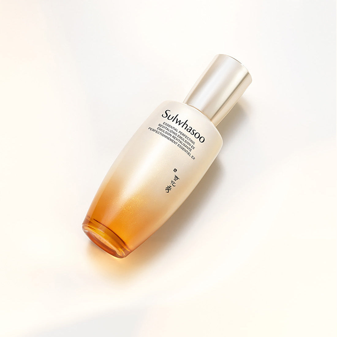 SULWHASOO Essential Revitalizing Emulsion Ex 125ml, flacon crème beige sur fond clair, marque Sulwhasoo en gros plan.
