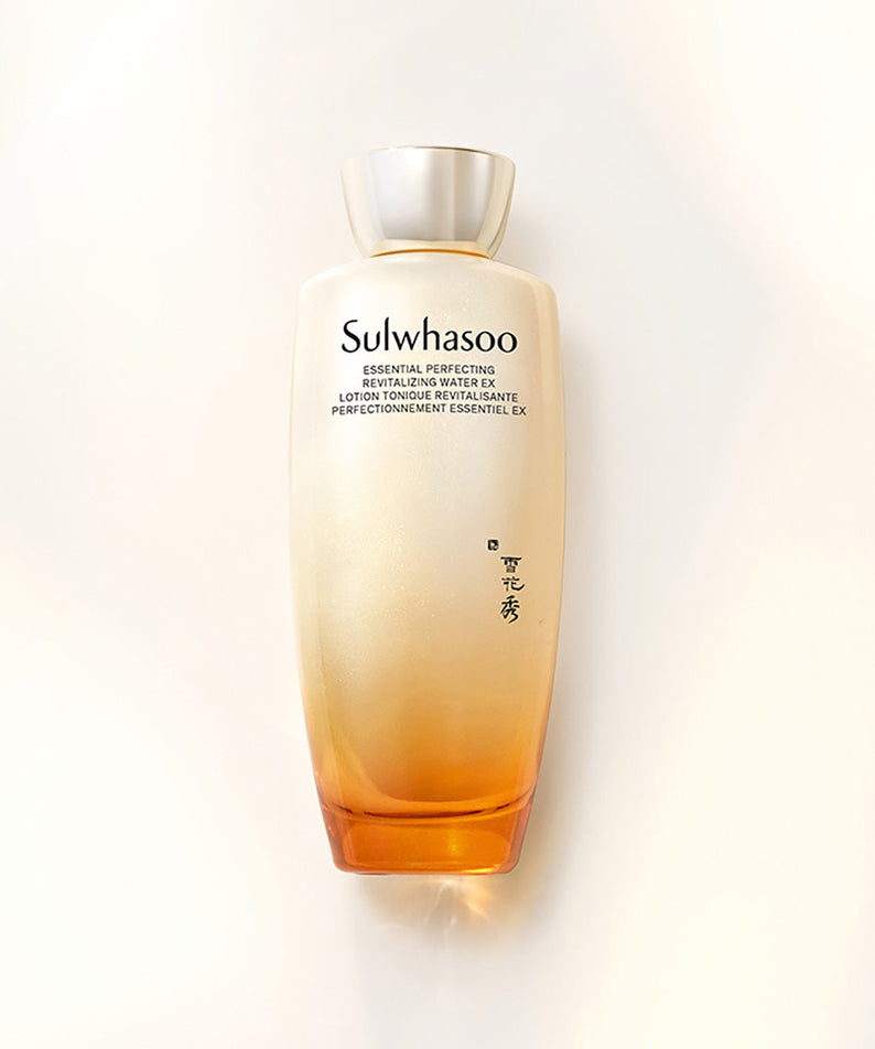 Décrivez l'image : SULWHASOO Essential Revitalizing Water Ex 150ml de la marque Sulwhasoo, flacon sur fond clair.