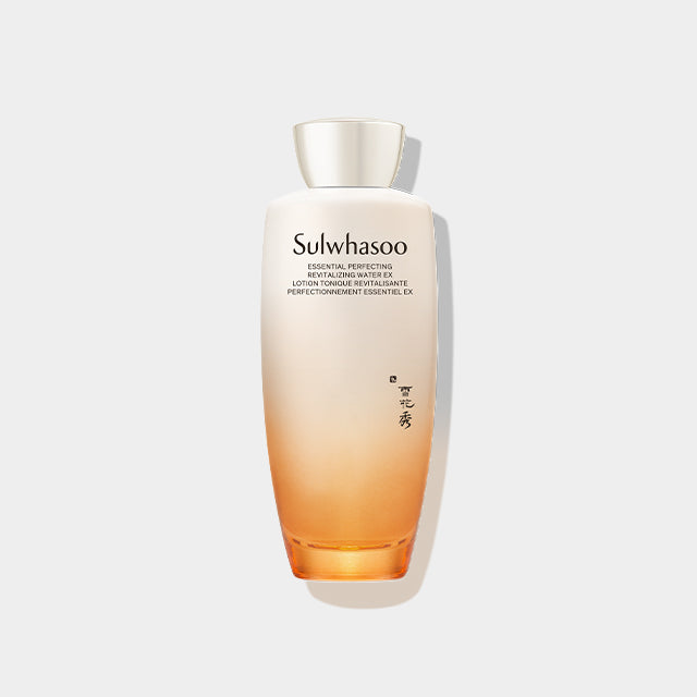 Décris l'image en français : SULWHASOO Essential Revitalizing Water Ex 150ml, flacon SULWHASOO sur fond clair, lumière douce.