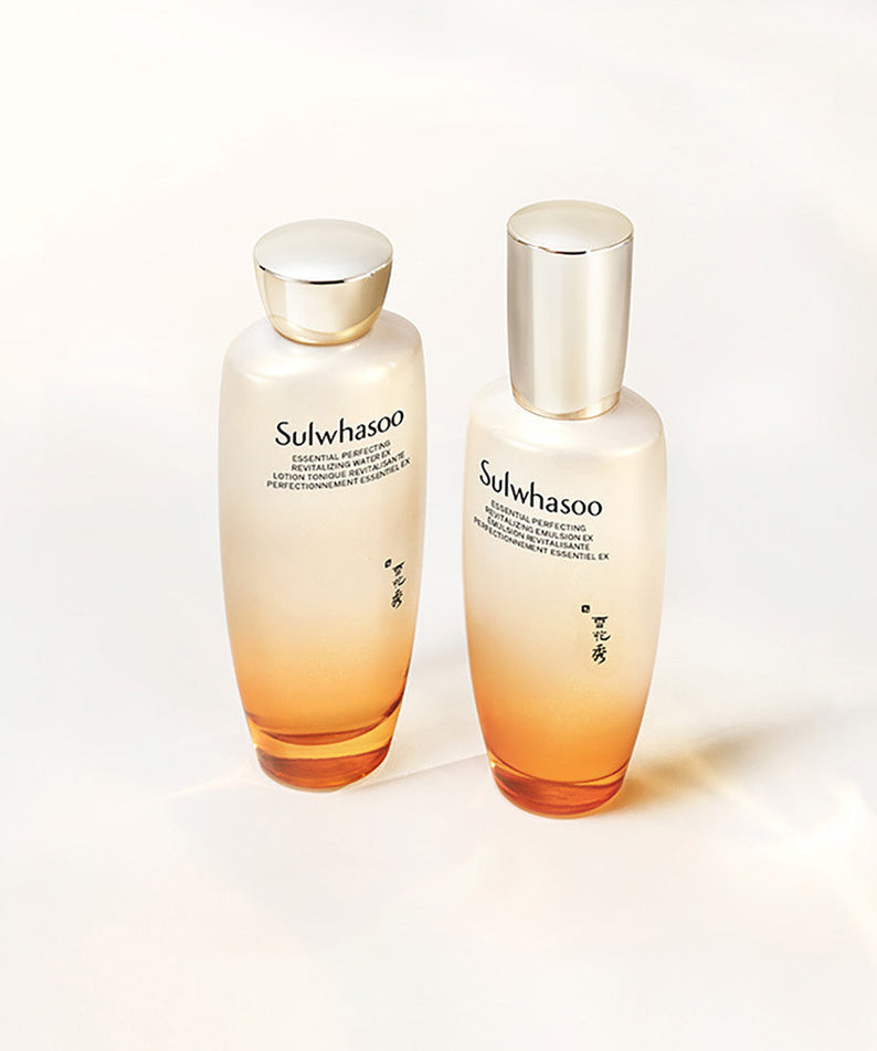 SULWHASOO Essential Revitalizing Water Ex 150ml, flacons Sulwhasoo sur fond clair, photo produit en studio.