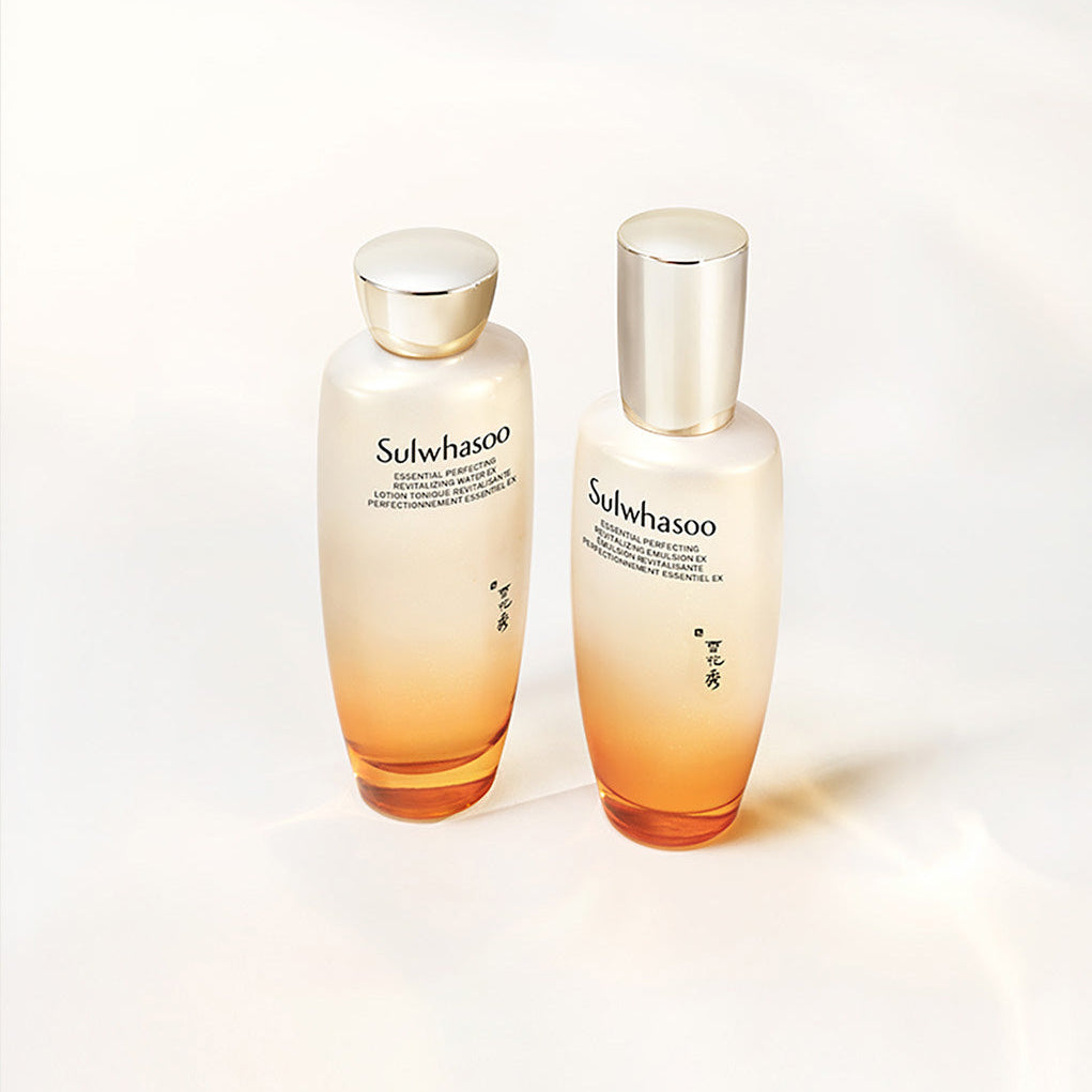 SULWHASOO Essential Revitalizing Water Ex 150ml, flacons Sulwhasoo sur fond clair, photo produit en studio.
