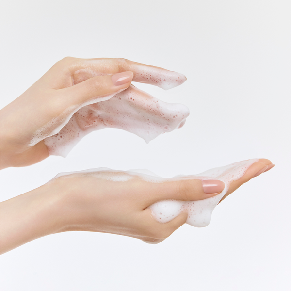 SULWHASOO Ginseng Rejuvenating Cleansing Foam 150g, mousse de nettoyage sur les mains, image produit en fond clair.