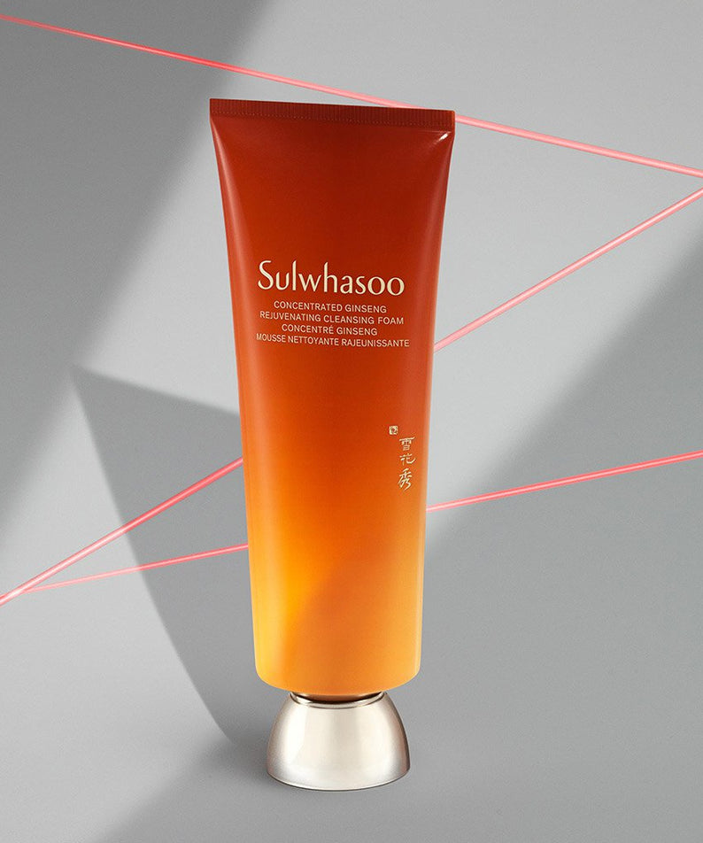 SULWHASOO Ginseng Rejuvenating Cleansing Foam 150g sur fond clair avec lignes orange, tube de la marque Sulwhasoo.