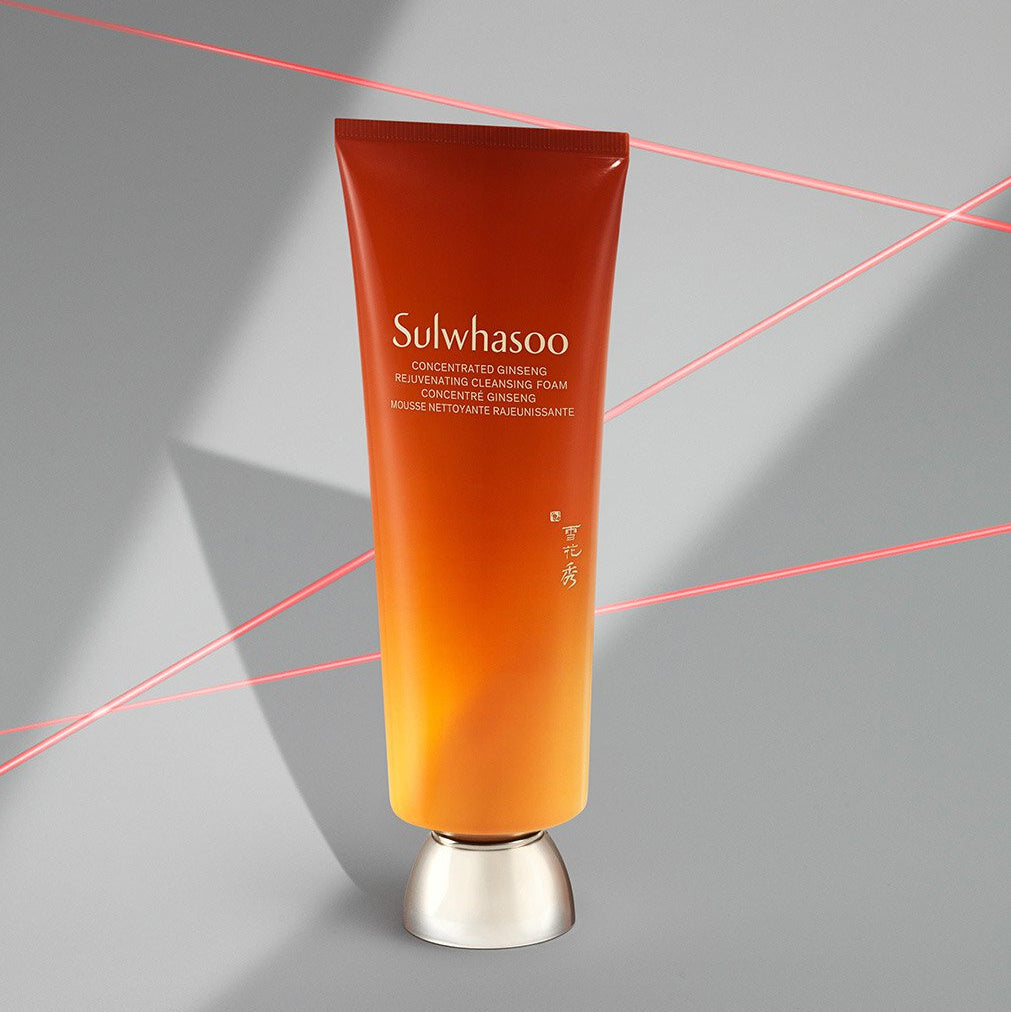 SULWHASOO Ginseng Rejuvenating Cleansing Foam 150g sur fond clair avec lignes orange, tube de la marque Sulwhasoo.