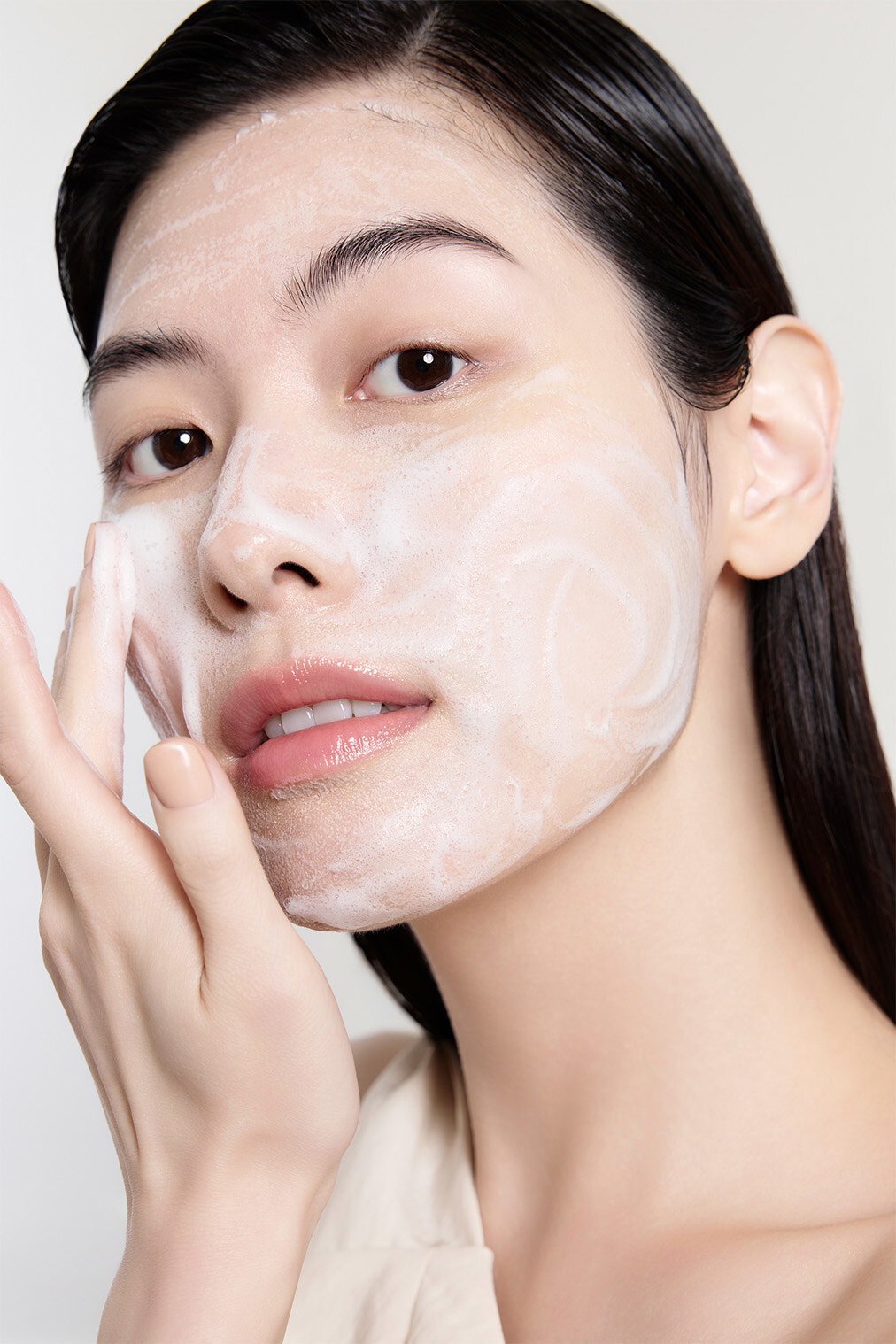 SULWHASOO Ginseng Rejuvenating Cleansing Foam 150g, femme applique une mousse crème sur le visage, marque coréenne.