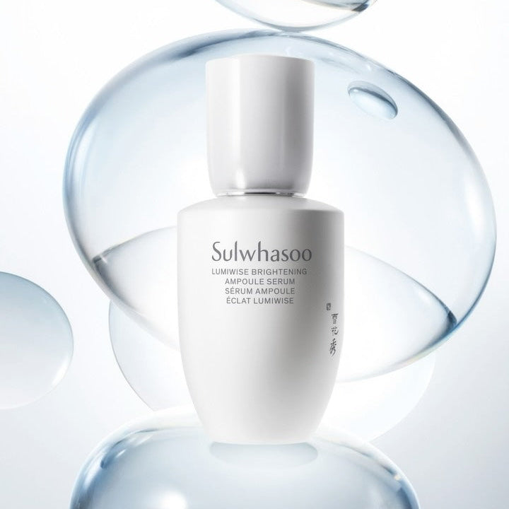 SULWHASOO Lumiwise Brightening Ampoule Serum 30ml de Sulwhasoo, flacon lumineux dans une scène d’ampoules bleues
