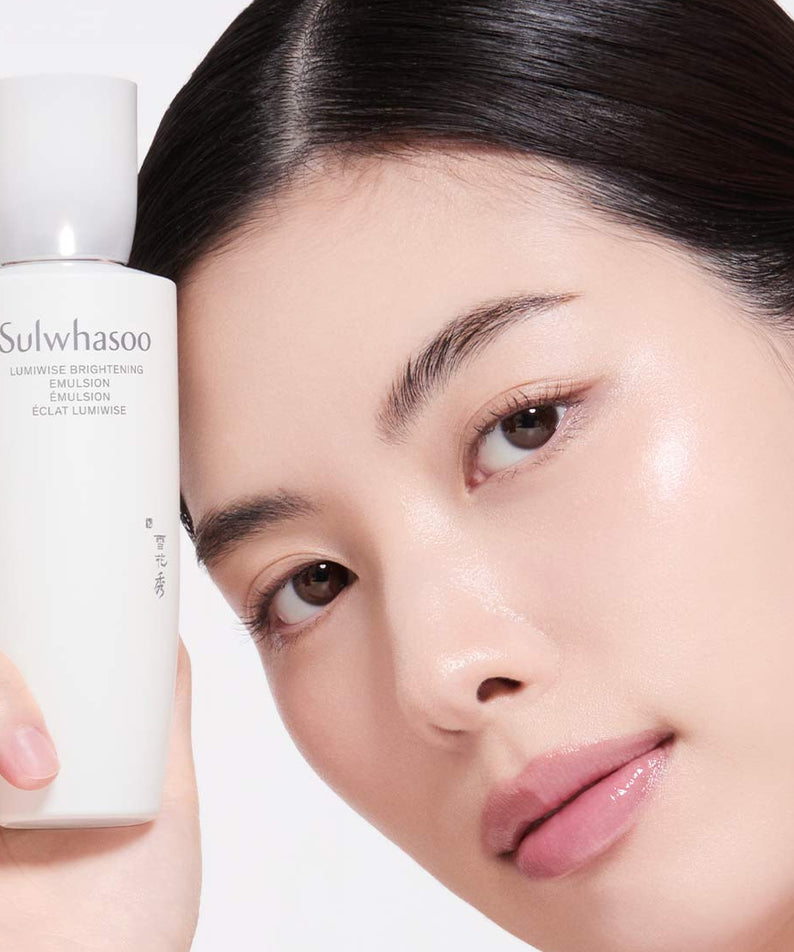 SULWHASOO Lumiwise Brightening Emulsion 125ml de la marque Sulwhasoo, sur visage lumineux, flacon et peau éclatante en gros plan.
